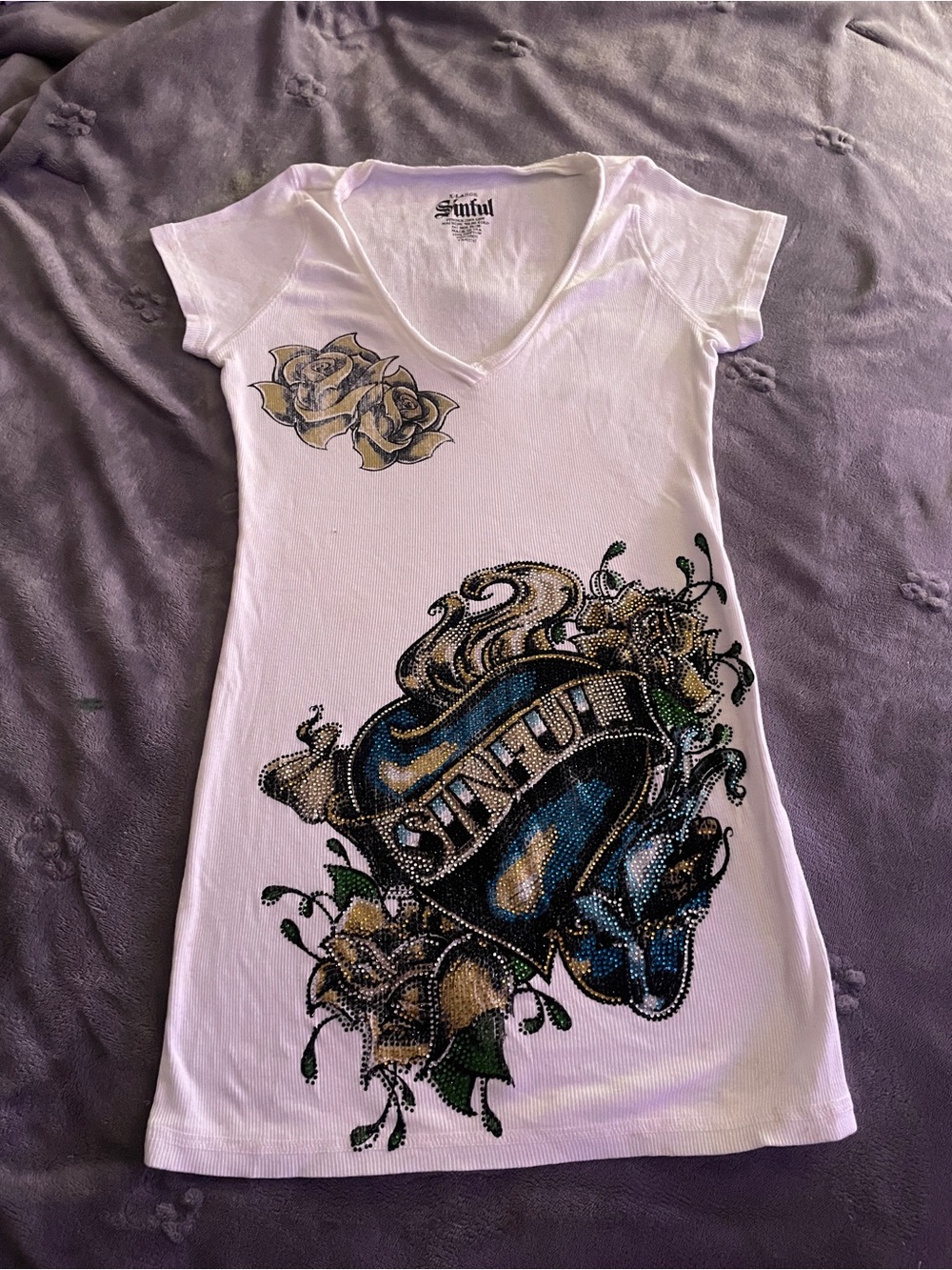 Sinful White V-Neck Rhinestone Heart & Rose Graphic Tee